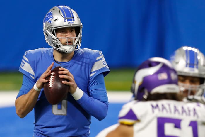 Lions QB Matthew Stafford scans the field during a game against the Vikings